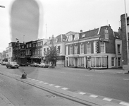 881234 Gezicht op de panden Biltstraat 29 (rechts) -hoger te Utrecht.N.B. de veeg links is een vlek op het negatief.
